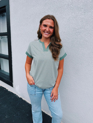 COLOR TRIMMED STRIPE TOP